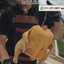Cargar y reproducir el video en el visor de la galería, Accesorio Giratorio de Pollo Sentado Al Barril Acero Inoxidable
